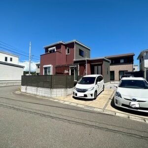 佐土原町下田島　中古住宅　南西角地　駐車場4台可外観