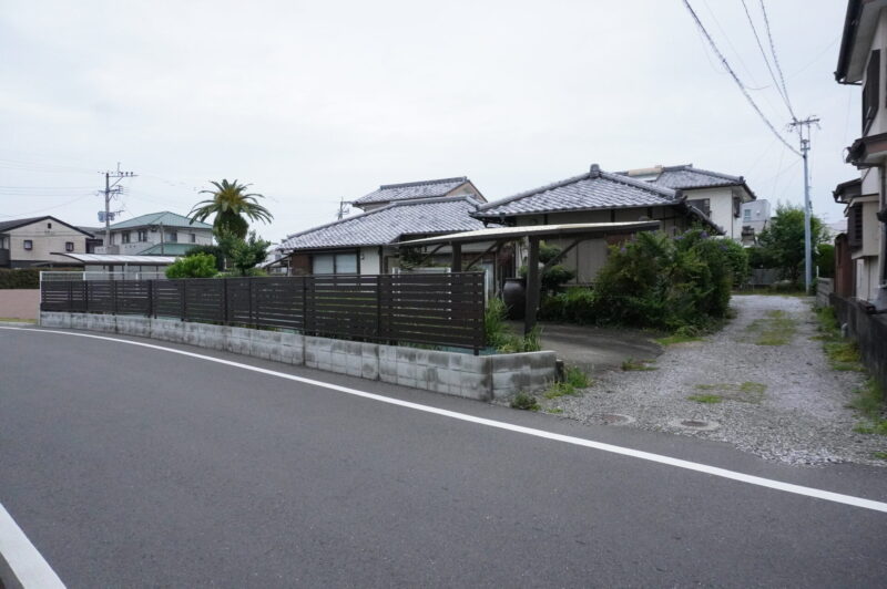 東側の未舗装通路部分は対象地外です