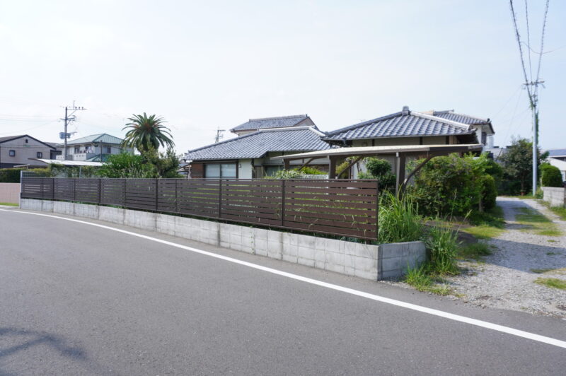 東側の未舗装通路部分は対象地外です